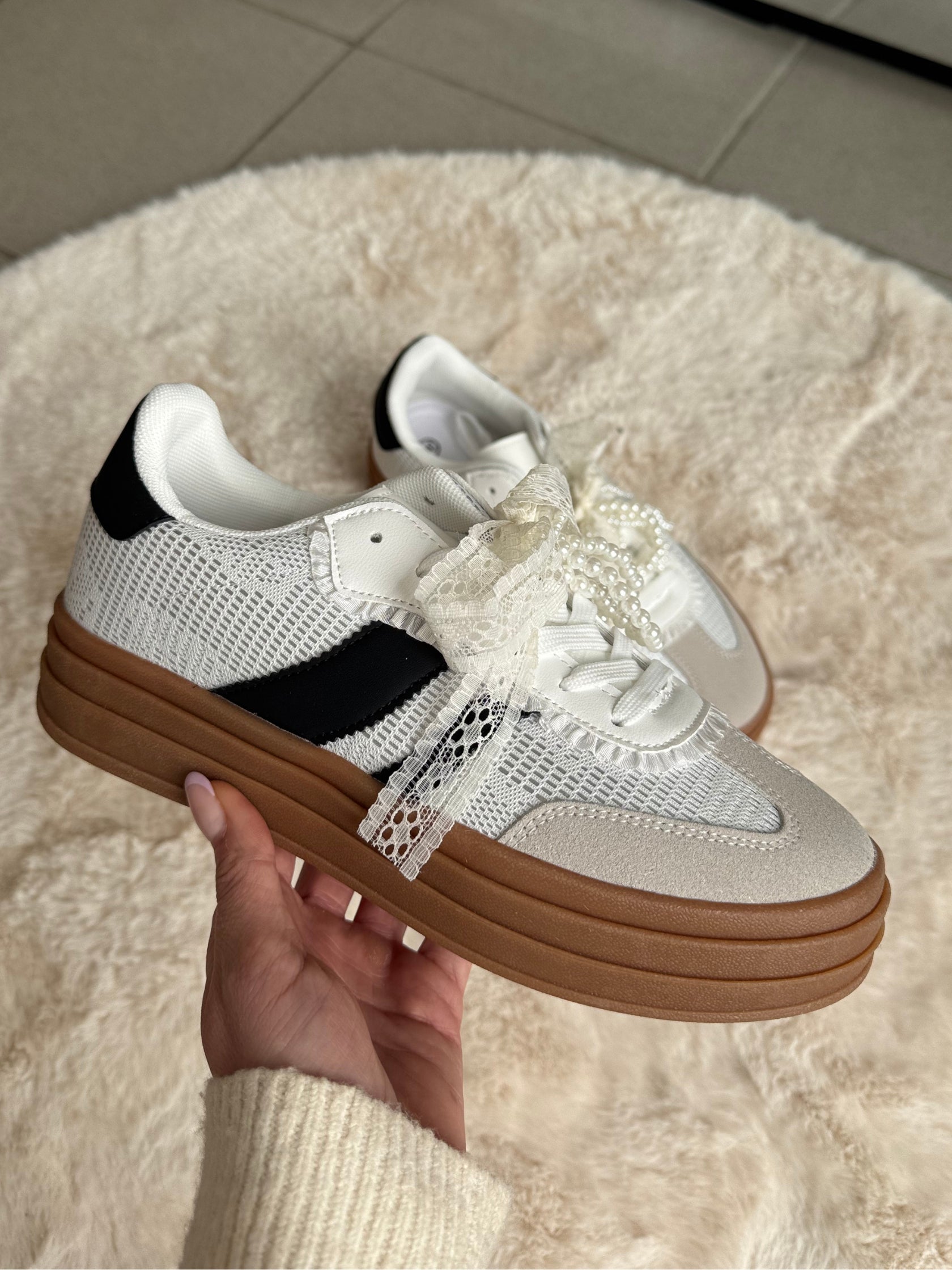 Plateau-Sneaker mit Spitzen-Details in Weiß / Schwarz