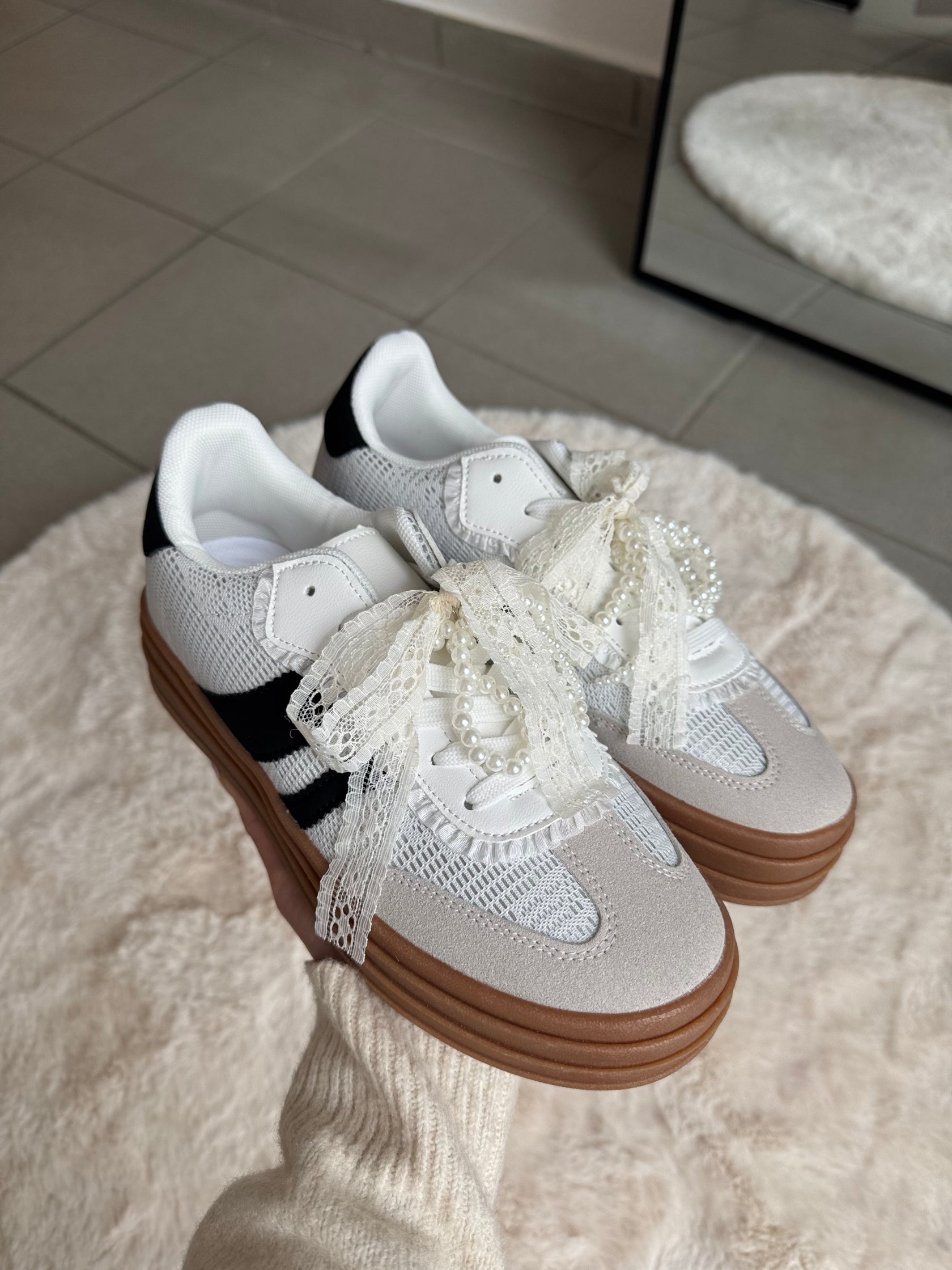 Plateau-Sneaker mit Spitzen-Details in Weiß / Schwarz