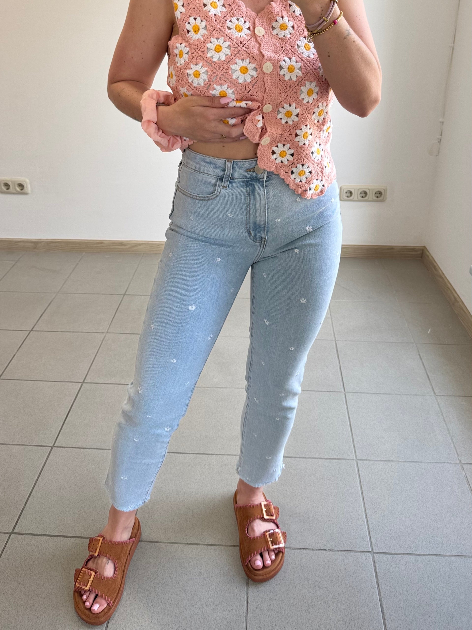 Mom Jeans mit Sickerei - Weiße Blüten