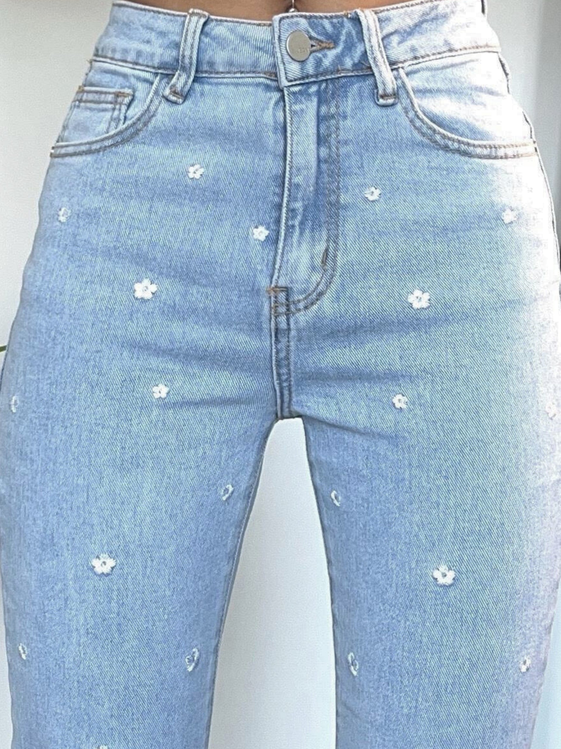 Mom Jeans mit Sickerei - Weiße Blüten