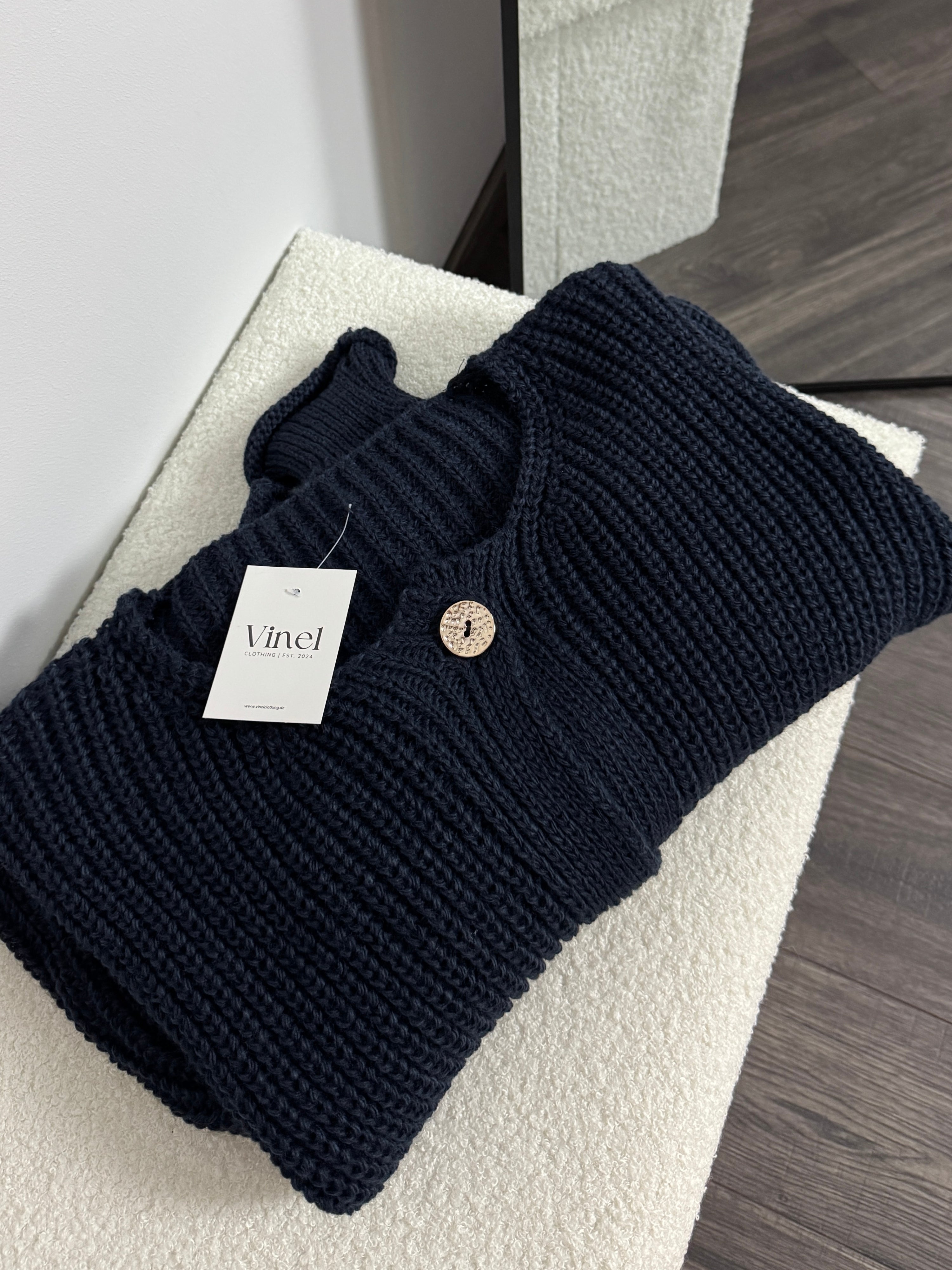 Grobstrickjacke Mila mit goldenen Knöpfen - Marineblau