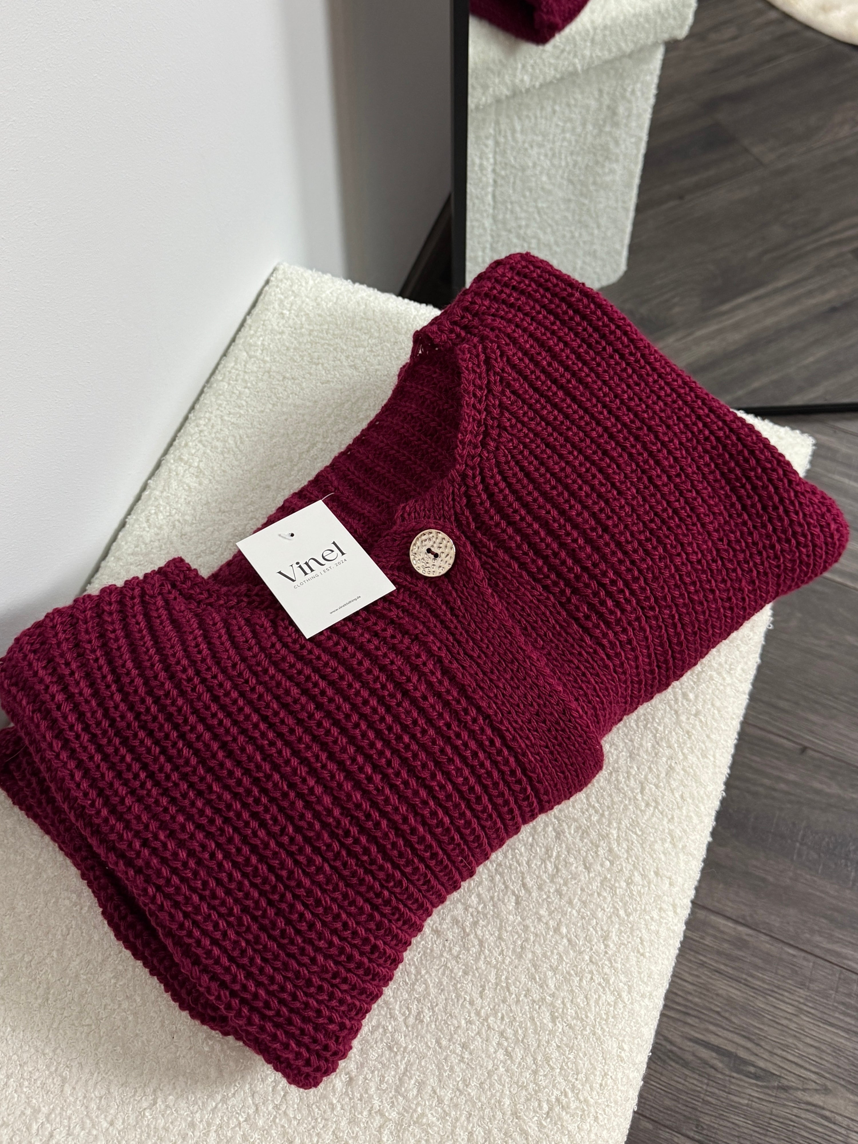 Grobstrickjacke Mila mit goldenen Knöpfen - Burgunder