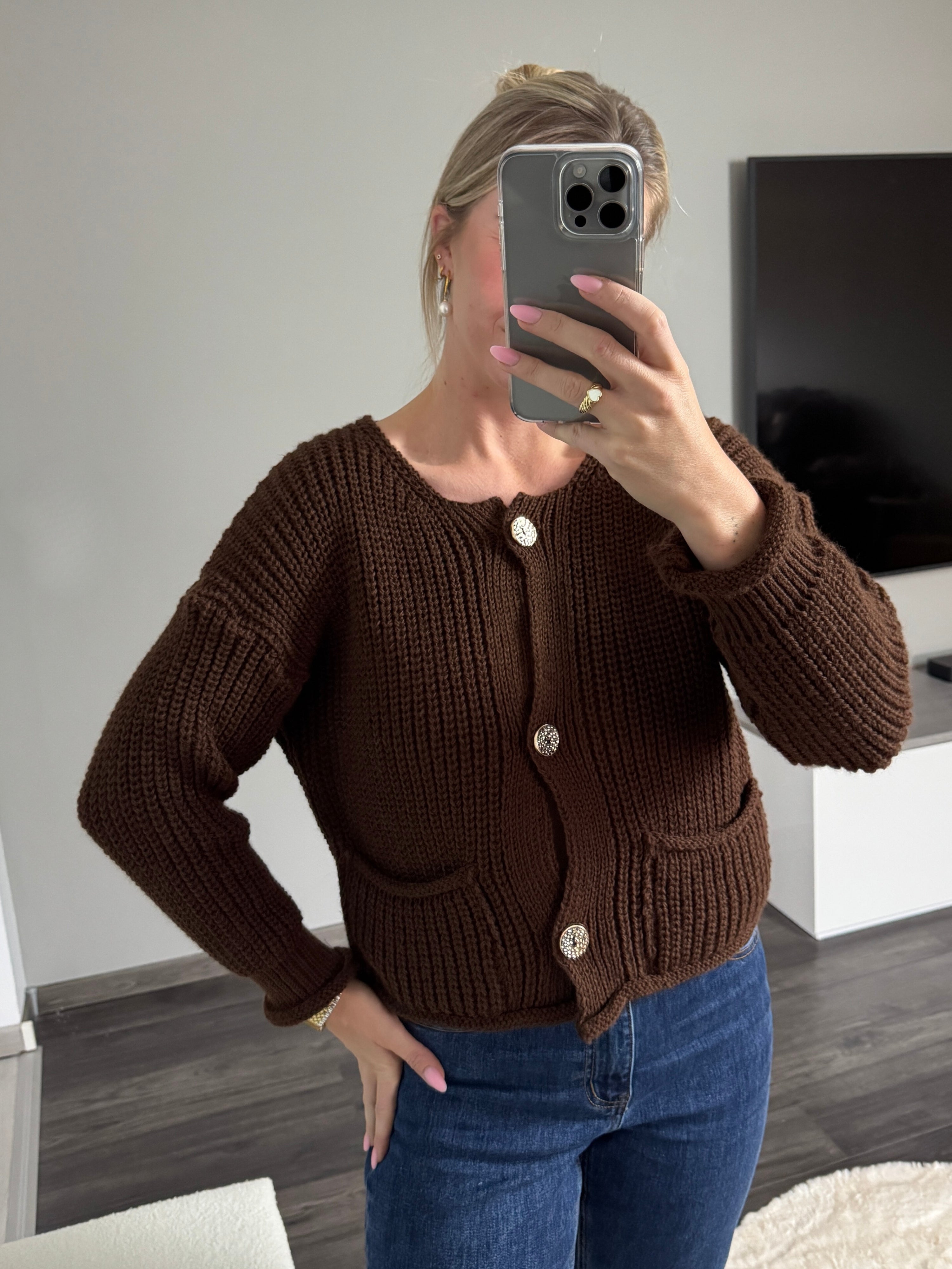Grobstrickjacke Mila mit goldenen Knöpfen - Dunkelbraun
