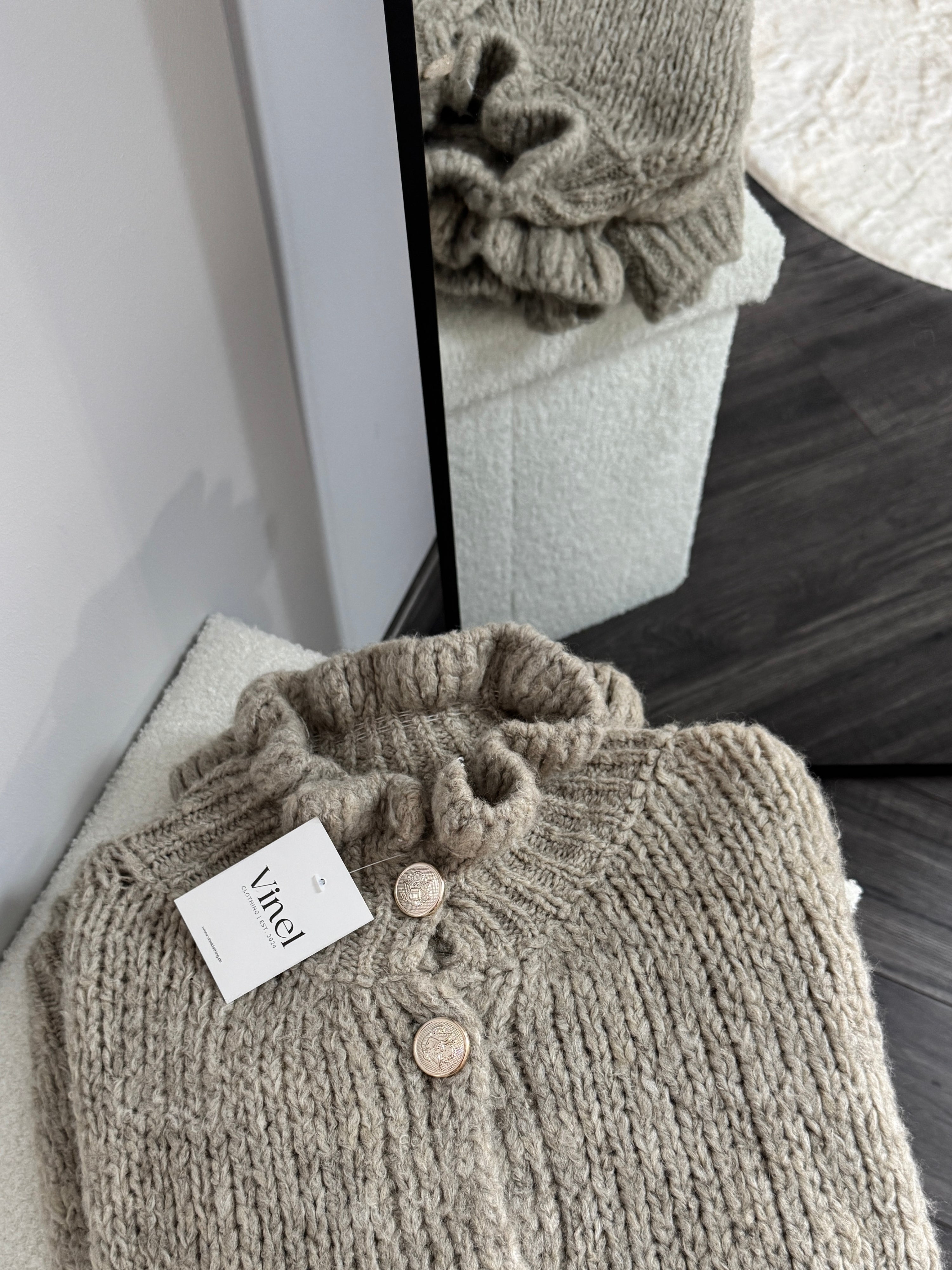 Oversize Strickjacke Melly mit Rüschen - Taupe