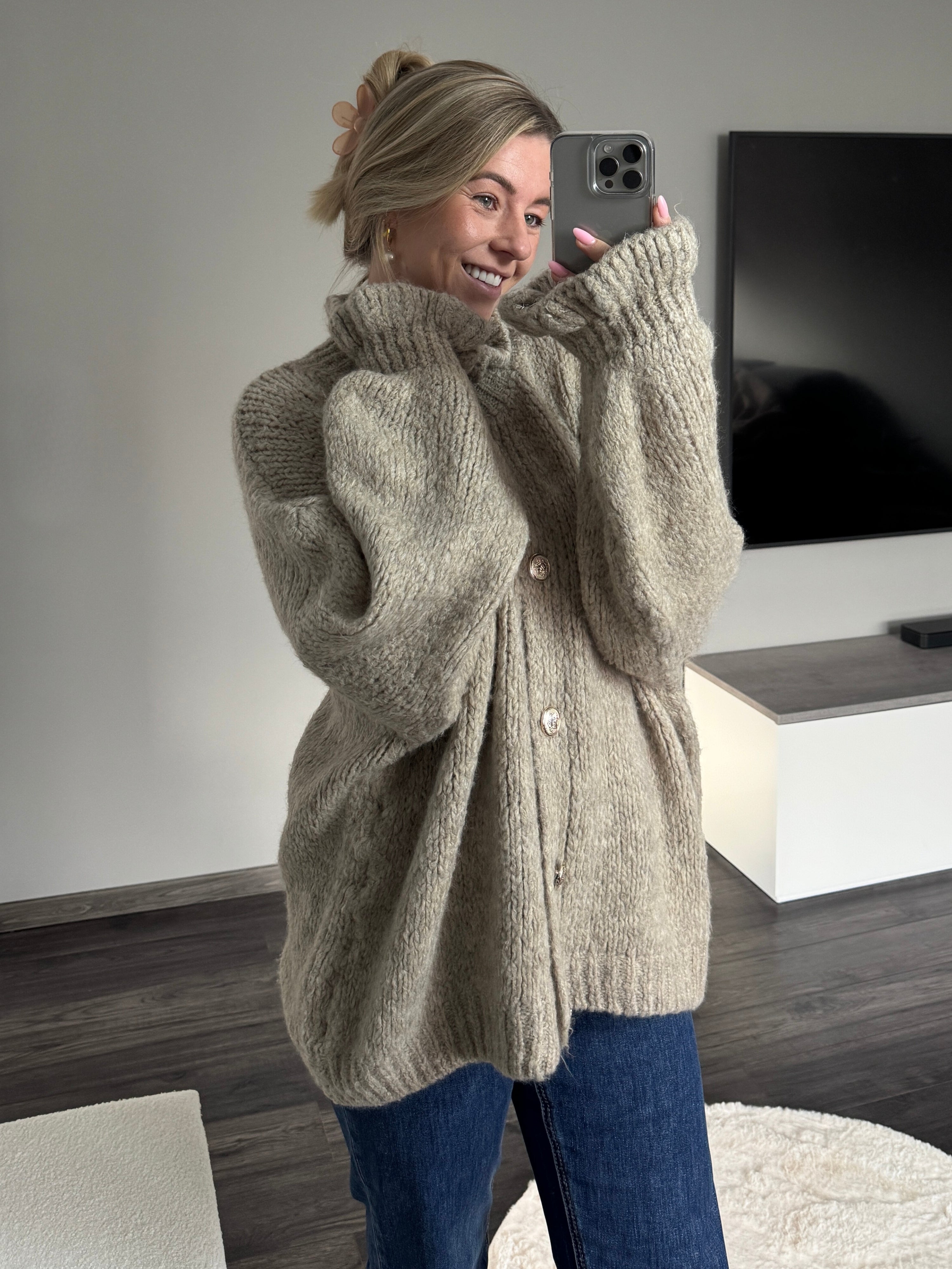 Oversize Strickjacke Melly mit Rüschen - Taupe
