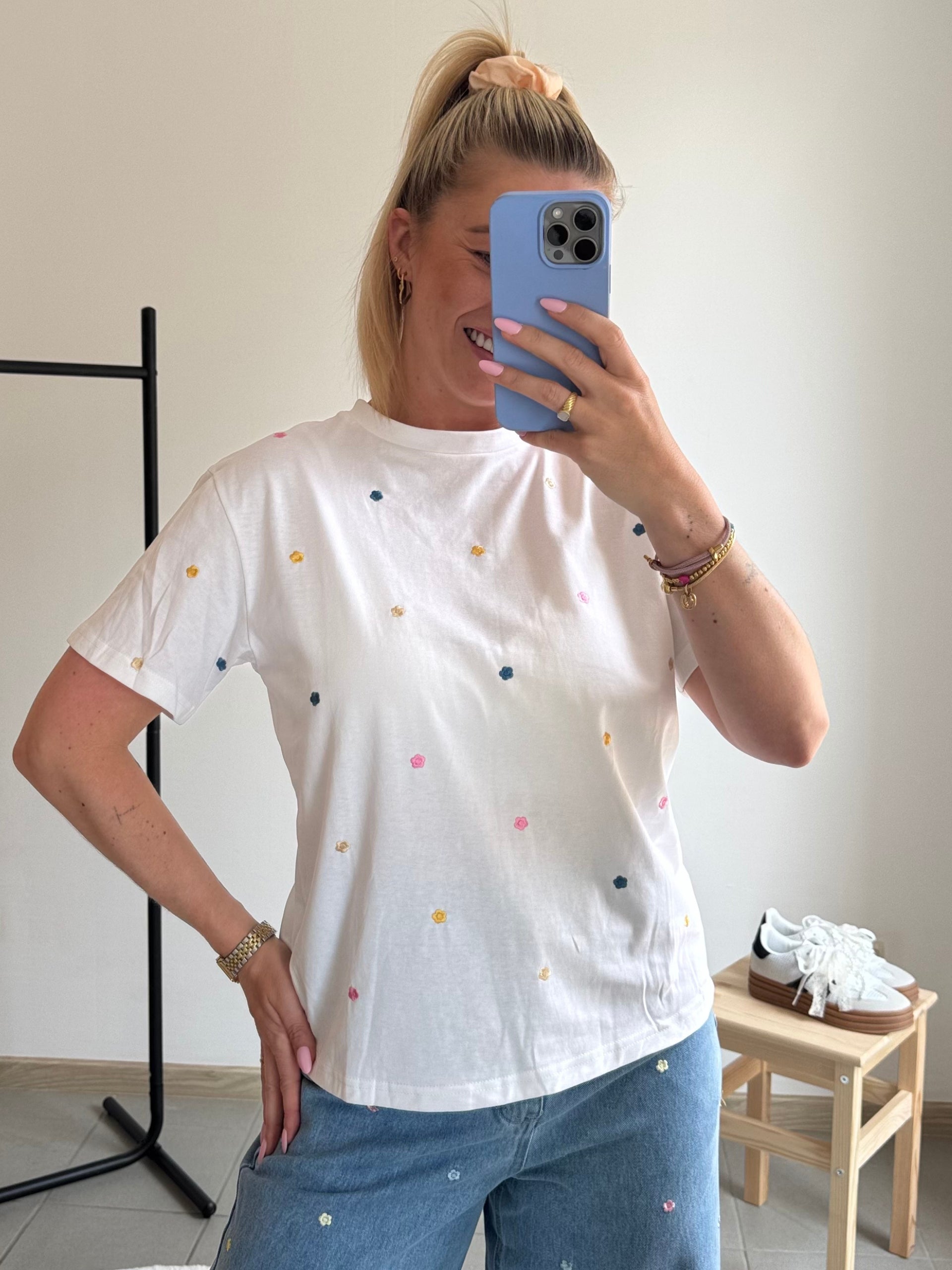 T-Shirt mit Stickerei - Kleine Blüten
