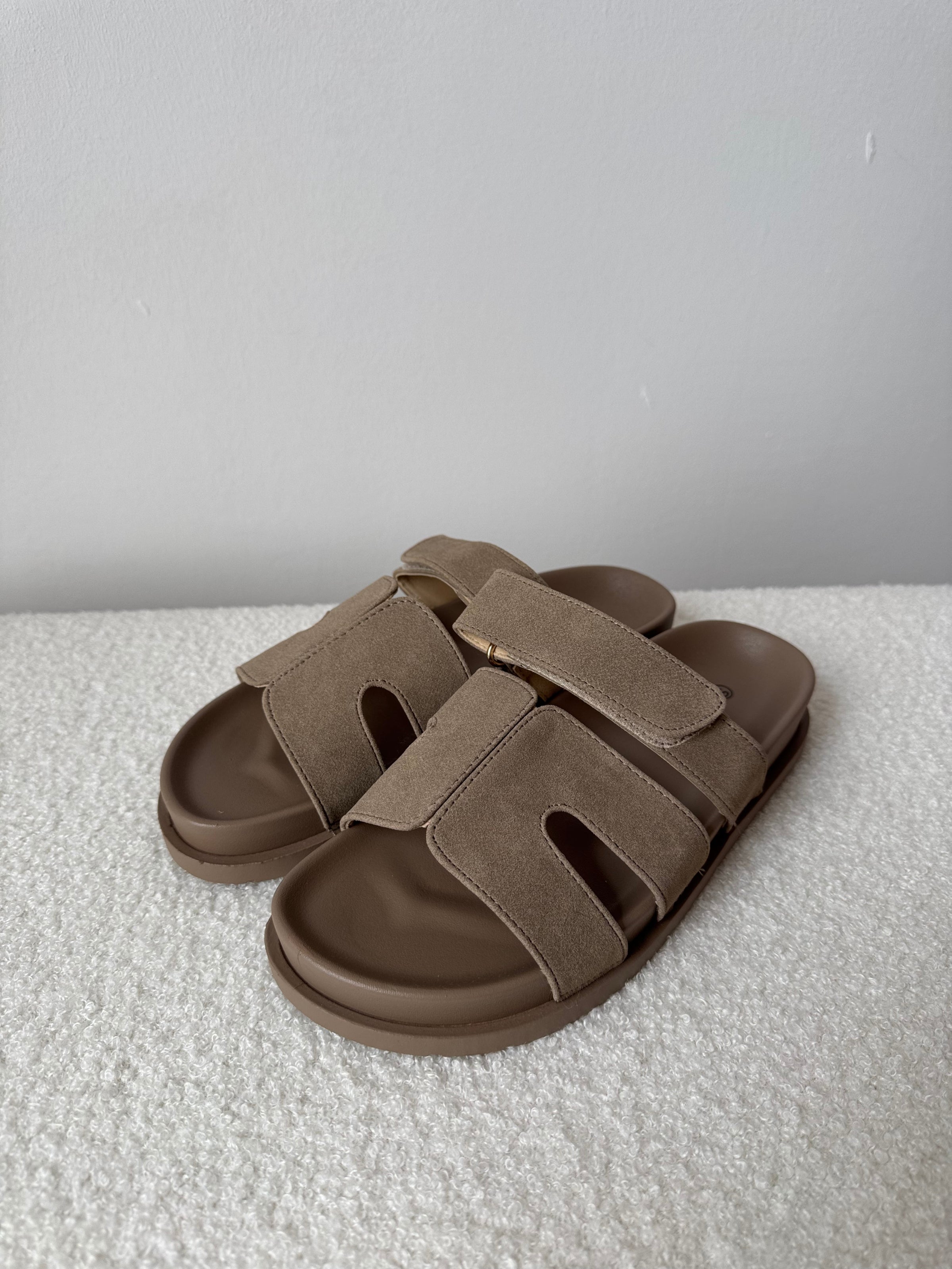Pantolette Kalypre in Taupe