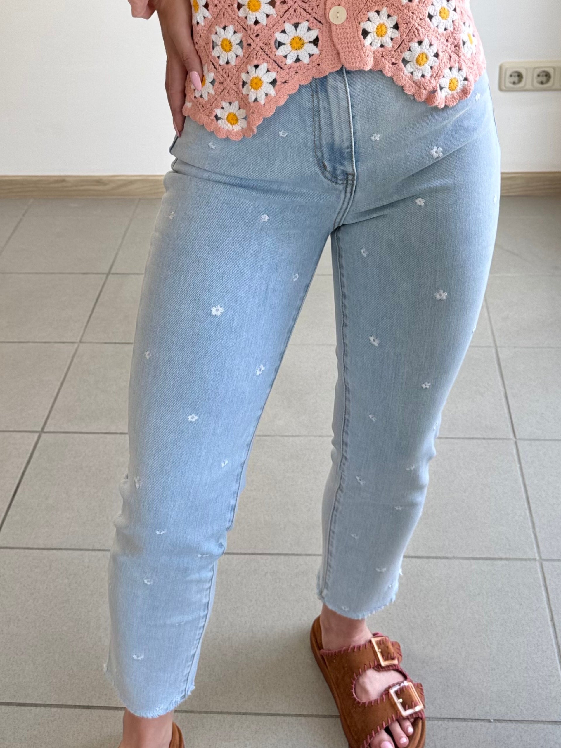 Mom Jeans mit Sickerei - Weiße Blüten