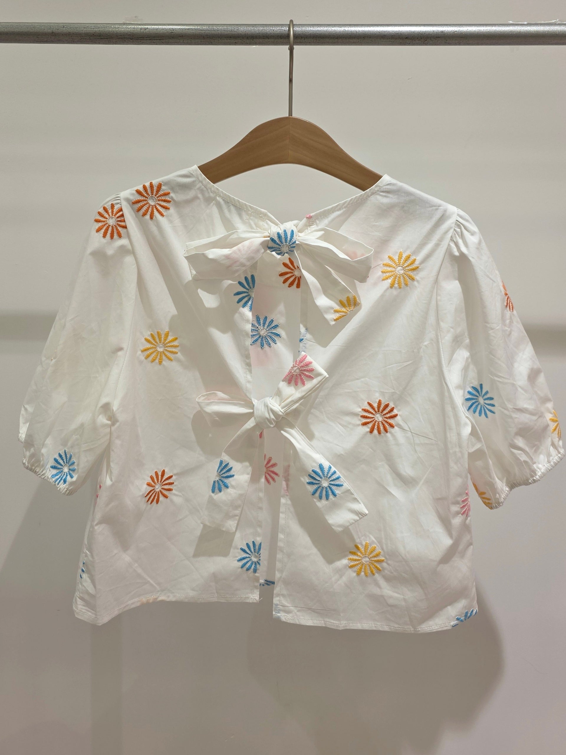 Bluse Daisy mit Stickerei