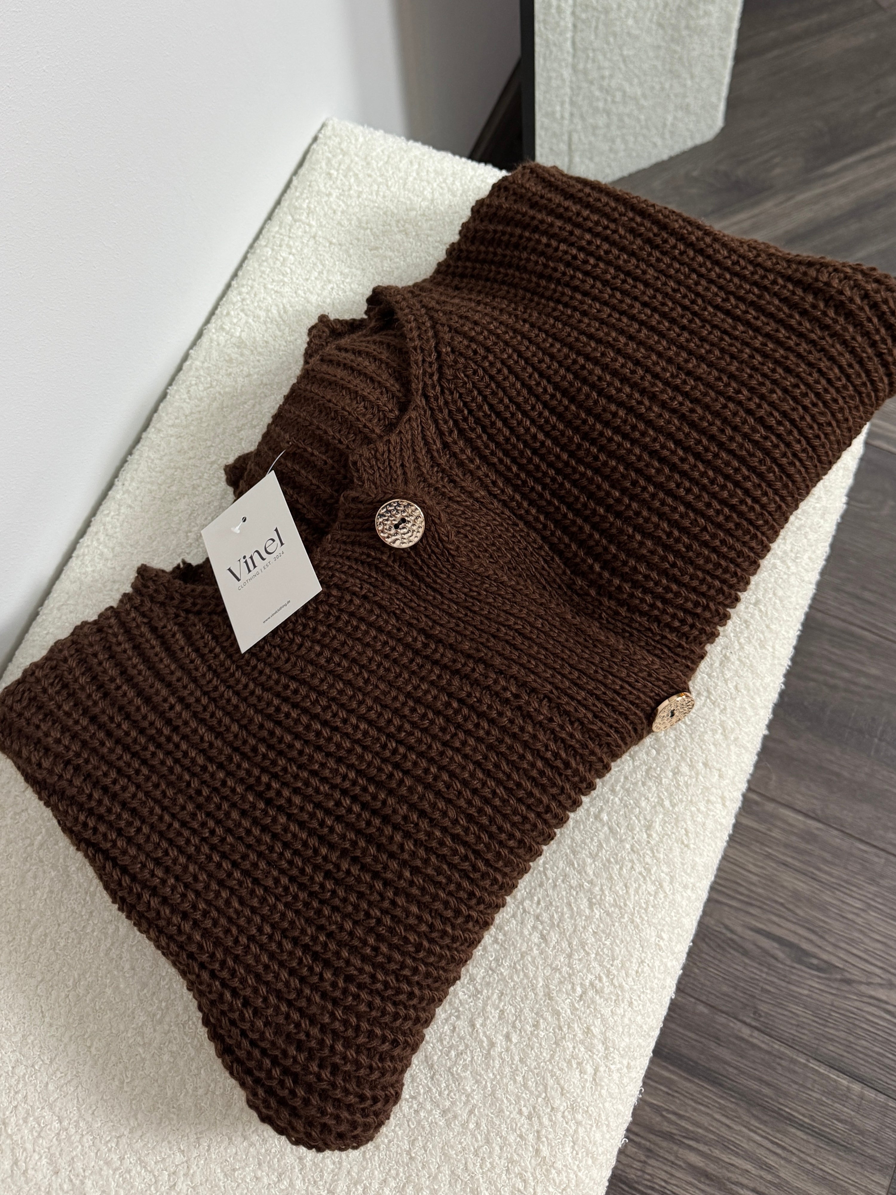 Grobstrickjacke Mila mit goldenen Knöpfen - Dunkelbraun