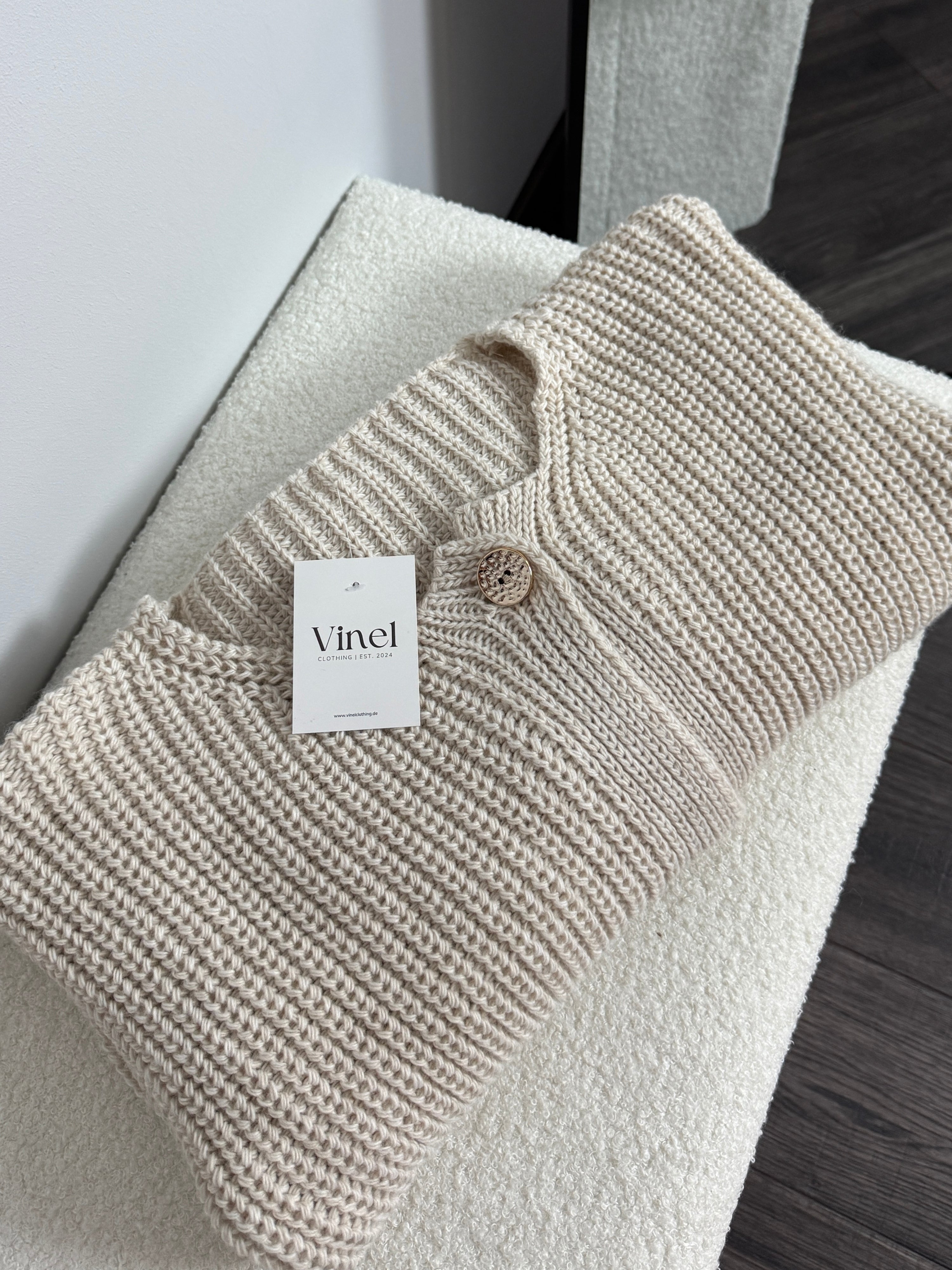 Grobstrickjacke Mila mit goldenen Knöpfen - Beige